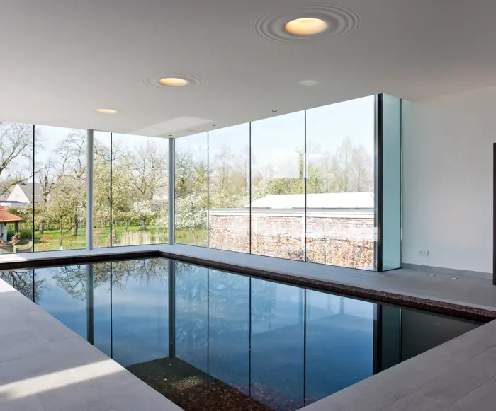 Skimmer Binnenzwembad Met Raampartij Foto 3